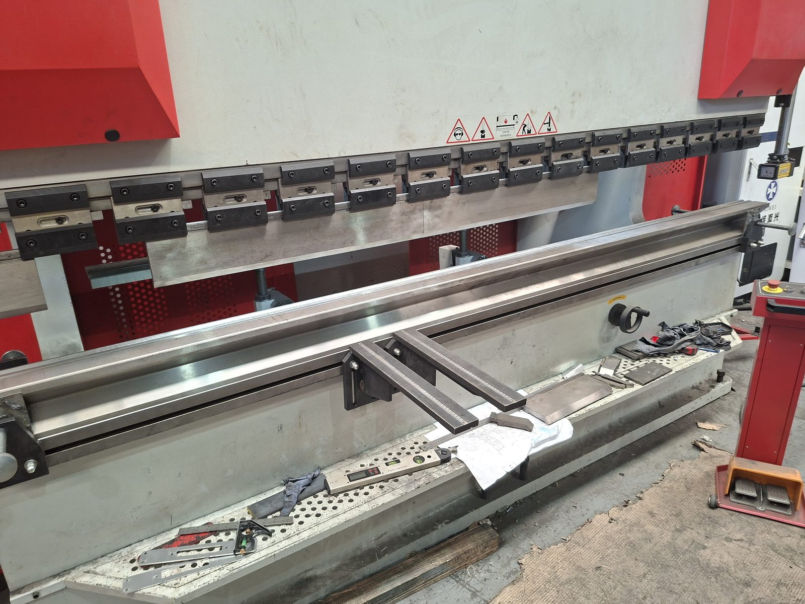 The CNC press brake with its control terminal